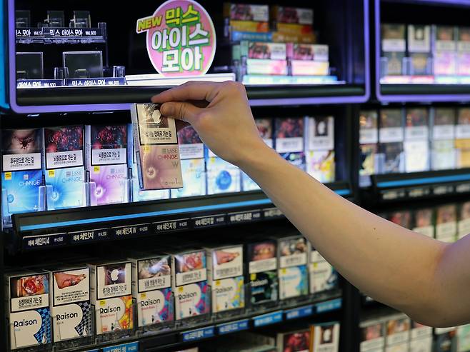 지난 22일 서울의 한 편의점에서 직원이 담배를 정리하고 있다. /뉴스1