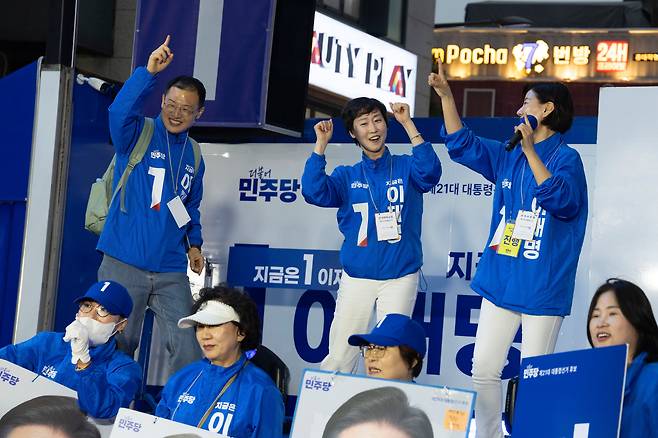 19일 오후 서울 마포구 홍대 KT&G 상상마당 앞에서 김상욱 의원과 이지은 마포갑 지역위원장이 춤을 추고 있다. /남강호 기자