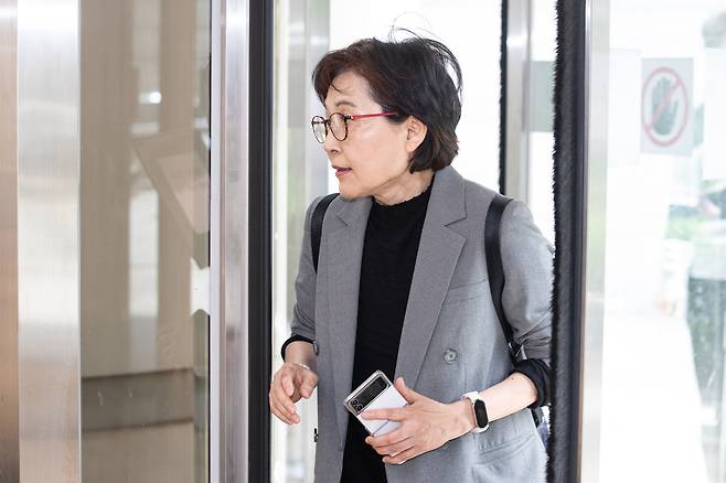 조현옥 전 대통령비서실 인사수석이 지난달 29일 서울 서초구 중앙지방법원에서 열린 '문재인 정부 블랙리스트 의혹' 직권남용권리행사방해 공판에 출석하고 있다./뉴스1