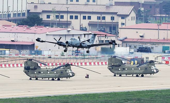 미국 언론이 미국 정부가 주한미군 감축을 검토하고 있다고 보도한 23일 경기도 평택시 캠프 험프리스에 아파치 헬기가 대기하고 있다. 미 국방부는 이날 '주한미군 감축 보도는 사실과 다르다'는 입장을 밝혔다./연합뉴스