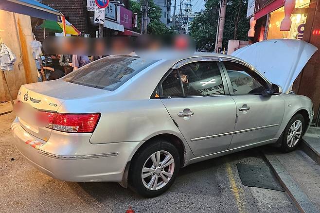 23일 오후 7시쯤 서울 강동구 길동 복조리 시장에서 차량이 돌진해 보행자 등 11명이 다치는 사고가 발생했다./독자 제공