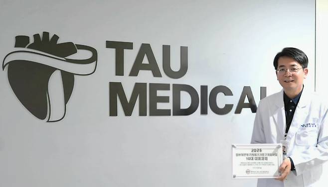 김준홍 타우메디칼 대표(양산부산대병원 순환기내과 교수)는 세계 최초로 카테터를 관상정맥에 넣어 고주파로 두꺼워진 심장 근육을 안전하게 태우는 시술기구를 개발했다./타우메디칼