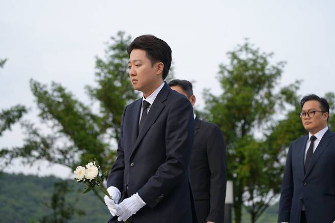 이준석 개혁신당 대통령 후보가 고 노무현 전 대통령 16주기인 23일 오전 경남 김해시 봉하마을 노 전 대통령 묘역을 찾아 참배하고 있다. /뉴스1