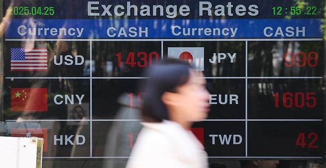 서울 명동거리의 한 환전소에 원달러 환율 등 시세가 안내되고 있다. /뉴스1