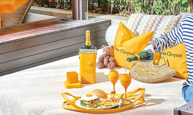 서울신라호텔 ‘어번 아일랜드’는  뵈브 클리코와 콜라보, 전용 선베드에서 샴페인을 즐길 수 있다.