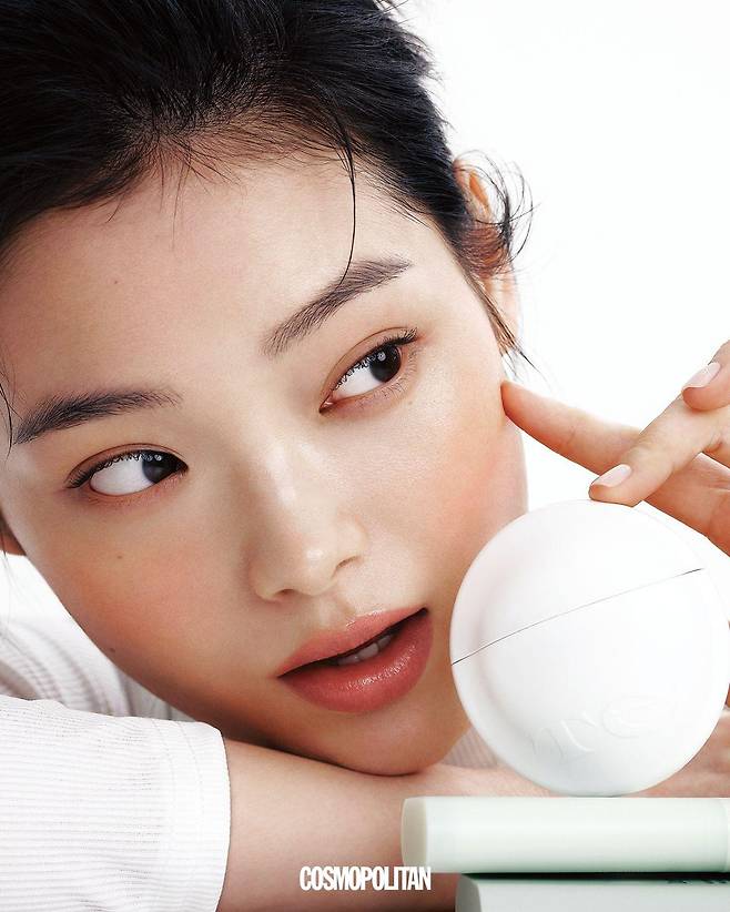 (위부터)민감한 피부도 안심하고 사용할 수 있는 SPF 35 저자극 선케어. 피부 자극 테스트를 완료했으며, 리틀 프렌들리 처방으로 해양생태계를 고려한 지속 가능한 뷰티 실천에 동참할 수 있다. 하양 35 SPF 35 PA++ 3만6천원 Te’. 발효 시카 성분이 열기로 달아오른 피부를 빠르게 진정시키고, 여드름성 피부도 안심하고 사용할 수 있다. 바르자마자 느껴지는 시원한 쿨링감과 스틱 타입의 간편한 휴대성도 장점. 시카 쿨링 선스틱 SPF 50+ PA++++ 2만2천원 Tocobo.  보디슈트 스타일리스트 소장품.