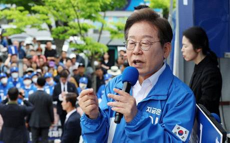 더불어민주당 이재명 대선 후보가 지난 16일 전북 군산시 구시청광장에서 열린 유세에서 지지를 호소하는 연설을 하고 있다. 연합뉴스