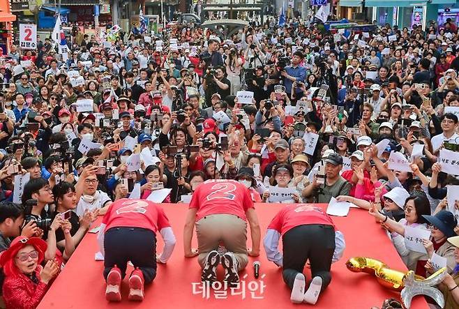 김문수 국민의힘 대선 후보가 시민들에게 큰절을 하고 있다. ⓒ데일리안 방규현 기자