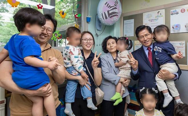 김문수 국민의힘 대선 후보가 22일 오후 경기 광명시 한 어린이집을 설난영 여사와 함께 방문해 어린이들을 만나고 있다. ⓒ데일리안 방규현 기자