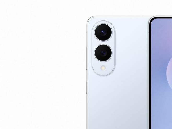 갤럭시 S25 엣지 티타늄 아이스블루의 모습ⓒLG유플러스