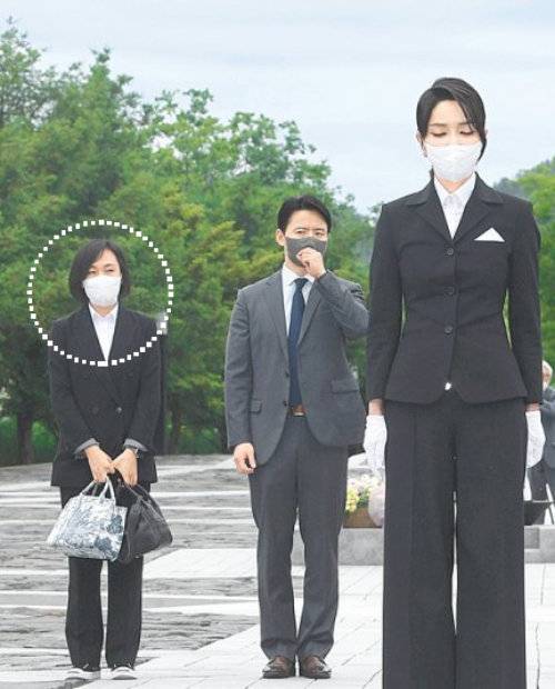 2022년 6월 13일 윤석열 전 대통령의 부인 김건희 여사(오른쪽)가 경남 김해시 봉하마을의 고 노무현 전 대통령 묘역을 참배했을 당시 수행비서 유경옥 씨(원 안)가 동행한 모습. 김해=대통령실사진기자단