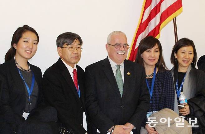 2015년 1월 미국 워싱턴 의사당에서 한인 유권자들을 만난 제리 코널리 민주당 하원의원(가운데). 동아일보DB