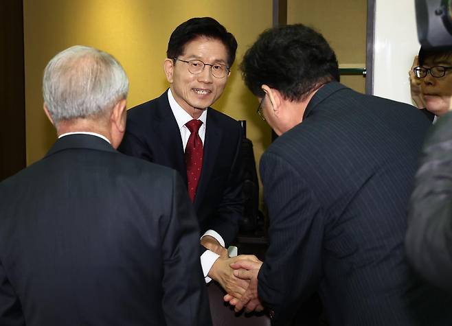 김문수 국민의힘 대통령 후보가 지난 19일 오전 서울 중구 대한노인회에서 열린 간담회에서 참석자들과 인사하고 있다. 뉴스1