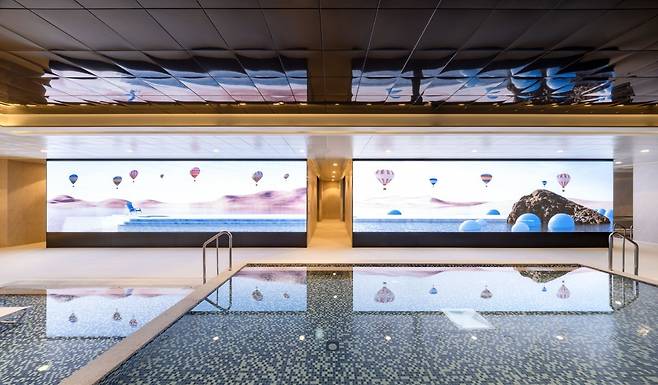 미디어아트가 적용된 엔포드 호텔의 실내수영장 ‘라군풀’ 전경.