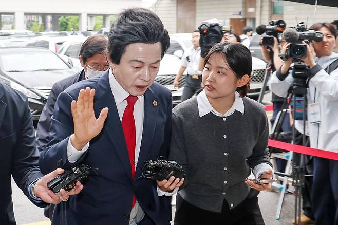 신도 성추행과 사기 등 혐의를 받는 허경영 국가혁명당 명예대표가 16일 오후 경기 의정부시 의정부지방법원에서 열린 영장실질심사에 출석하고 있다. 2025.5.16/뉴스1