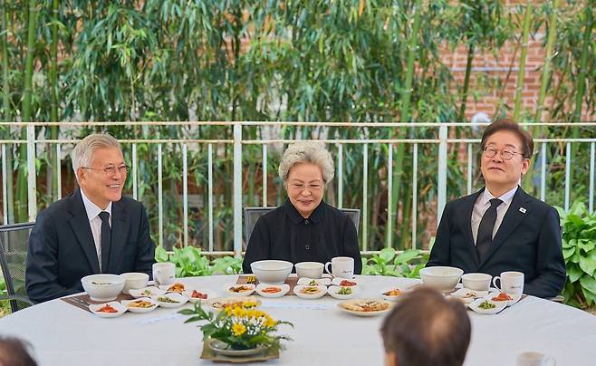 이재명(오른쪽) 더불어민주당 대선후보가 고 노무현 전 대통령 16주기인 23일 경남 김해시 진영읍 봉하마을 노 전 대통령 사저에서 문재인 전 대통령, 권양숙 여사와 오찬을 하고 있다. 더불어민주당 제공