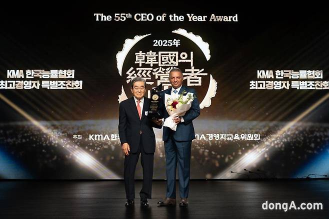 안와르 알 히즈아지 에쓰오일 CEO와 이봉서 한국능률협회장이 제55회 한국의 경영자상 시상식에서 기념사진을 촬영하고 있다.