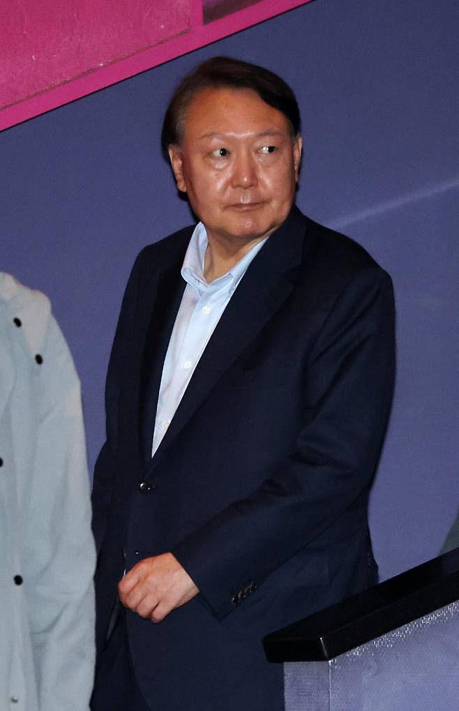 윤석열 전 대통령이 21일 오전 서울 메가박스 동대문점에서 다큐멘터리 영화 ‘부정선거, 신의 작품인가’를 관람하기 위해 이동하고 있다. 2025.05.21 뉴시스