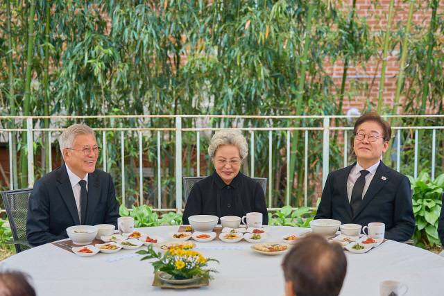 이재명 더불어민주당 대선 후보가 고 노무현 전 대통령 16주기 추도식이 열린 23일 경남 김해시 봉하마을에서 문재인 전 대통령, 권양숙 여사와 오찬을 하고 있다. [더불어민주당 제공]