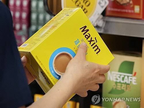 동서식품은 오는 5월 30일부로 맥심 모카골드 등 커피믹스 제품과 카누 아메리카노 등 인스턴트 원두커피 출고 가격을 평균 9% 올린다고 밝혔다. 동서식품의 제품 가격 인상은 지난해 11월 이후 6개월 만이다. 사진은 23일 서울의 한 대형마트에서 커피를 고르는 시민의 모습. [연합뉴스]