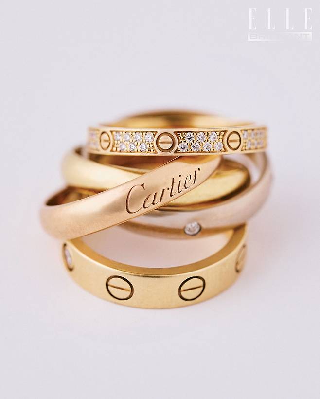 자주 레이어드해 연출하는 까르띠에 ‘러브’ 링과 ‘트리니티’ 링.