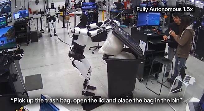 테슬라 옵티머스 로봇이 쓰레기를 버리는 모습〈사진=엑스〉