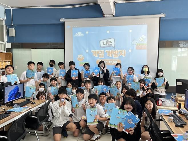 호치민시한국국제학교 초등학생들이 헬로메이플을 활용한 '나도 게임 개발자' 수업을 듣고 기념촬영을 하고 있다.