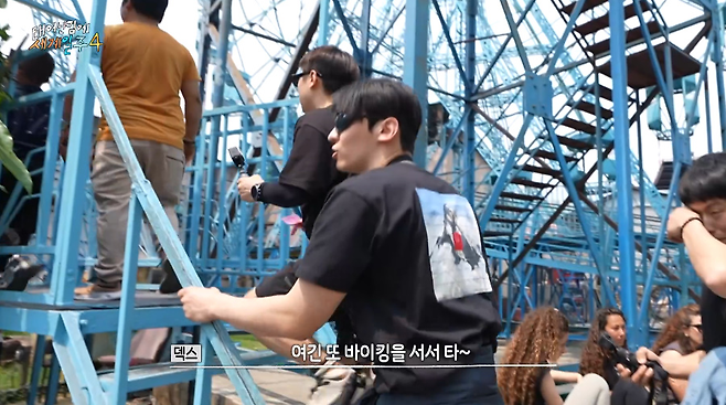 안전벨트 없이 악력으로 버텨야 한다는 네팔의 놀이공원