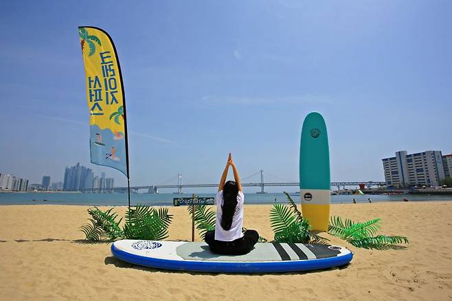 SUP 요가를 배워볼 수 있는 부산 광안리. 한국관광공사 제공