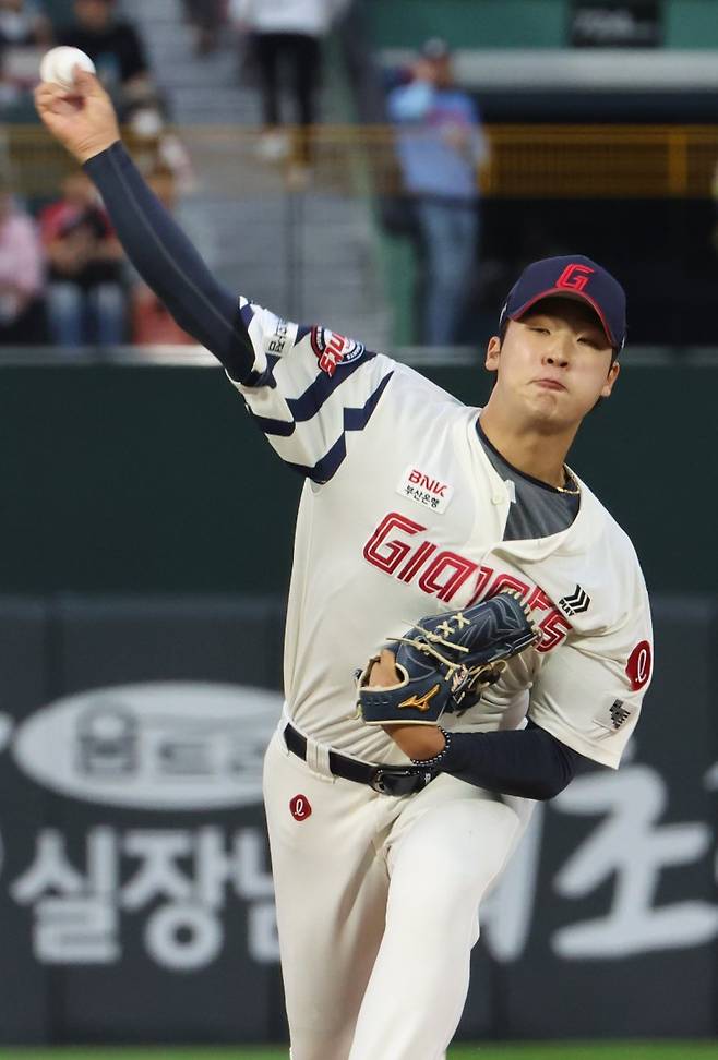 22일 부산 사직야구장에서 열린 프로야구 LG 트윈스와 롯데 자이언츠의 경기. 1회 초 롯데 선발투수 이민석이 투구하고 있다. 연합뉴스