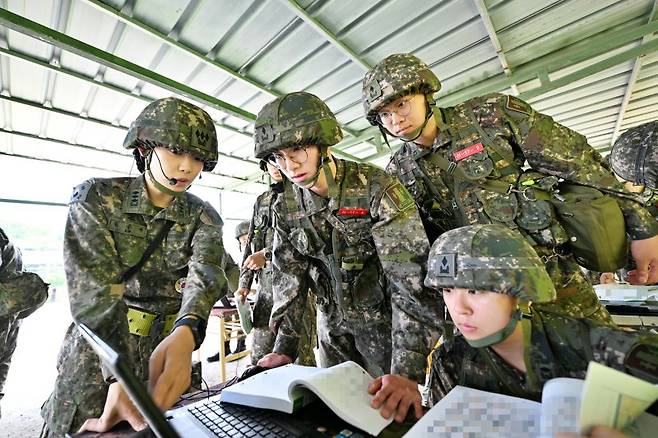 육군은 23일 각 병과학교에서 '신임장교 지휘참모과정' 교육훈련에 매진 중인 장병들의 모습을 공개했다.육군포병학교 신임장교들이 사격지휘절차를 훈련하고 있다. 육군 제공