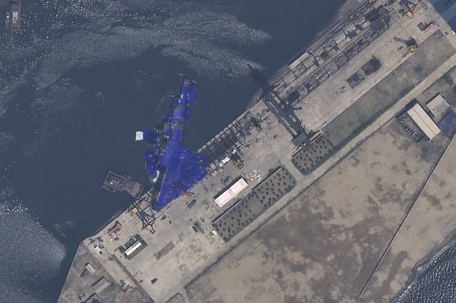 북한 함경북도 청진의 함북조선소련합기업소(함북조선소)에서 22일 북한의 신형 구축함이 진수 중 사고로 부둣가에 넘어져 있다.AP연합뉴스