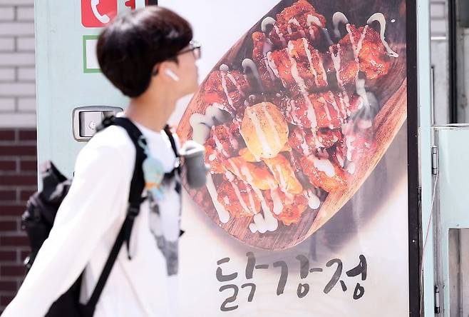 국내 치킨업계가 닭고기 공급난으로 비상에 걸렸다. 순살치킨의 주 재료인 브라질산 닭고기 수입이 중단된 데다 국내산 닭도 수급이 원활하지 않아 일부 매장에서는 아예 제품을 판매하지 못하는 상황까지 발생하고 있다. 브라질산 닭고기는 국내 수입 닭고기의 약 90%를 차지할 정도로 의존도가 높다. 사진은 22일 서울 시내 한 대학 축제 현장에 닭강정 푸드트럭 모습. 2025.5.22/뉴스1 ⓒ News1 김성진 기자 /사진=뉴스1