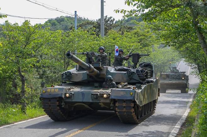 서북도서방위사령부는 지난 21일부터 23일까지 백령도와 연평도 등 서북도서 일대에서 서북도서의 군사대비태세를 유지하고, 합동작전 수행능력을 향상하기 위해 2025년 전반기 합동도서방어훈련을 실시했다.사진은 21일 해병대 연평부대 전차가 합동도서방어훈련 간 기동훈련을 하고 있다. 해병대사령부 제공