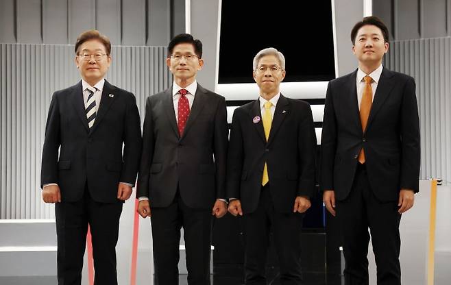 (서울=뉴스1) 국회사진기자단 = 이재명 더불어민주당(왼쪽부터), 김문수 국민의힘, 이준석 개혁신당, 권영국 민주노동당 대통령 후보가 23일 서울 영등포구 KBS본관 스튜디오에서 중앙선거방송토론위원회 주관 제21대 대통령선거 2차 후보자 토론회 시작에 앞서 기념 촬영을 하고 있다. 2025.5.23/뉴스1 /사진=뉴스1화상