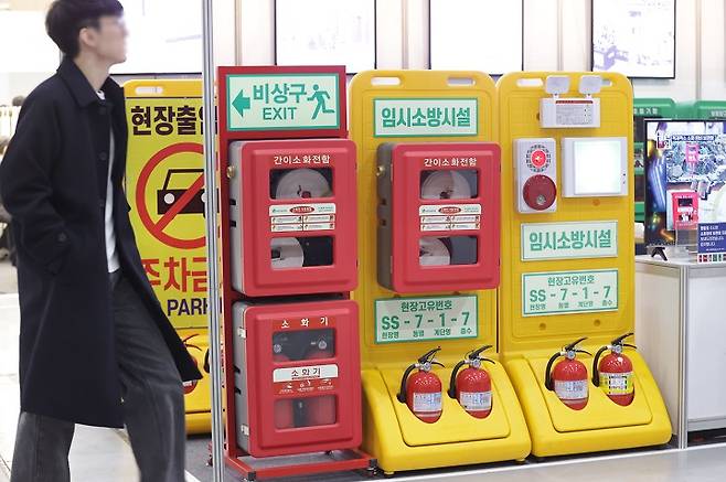 지난 1월 22일 서울 강남구 코엑스에서 열린 '2025 하우징브랜드페어'·'툴&세이프티쇼'에서 참관객이 소방시설 장비 등을 둘러보고 있다.(사진=저작권자(c) 연합뉴스, 무단 전재-재배포 금지)
