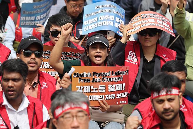 민주노총, 금속노조, 이주노조 등 조합원들이 지난달 27일 서울 종로구 보신각 일대에서 열린 \'2025 세계 노동절, 이주노동자 메이데이\' 집회에서 이주노동자 강제노동 철폐, 위험의 이주화 중단 등을 촉구하고 있다. 연합뉴스