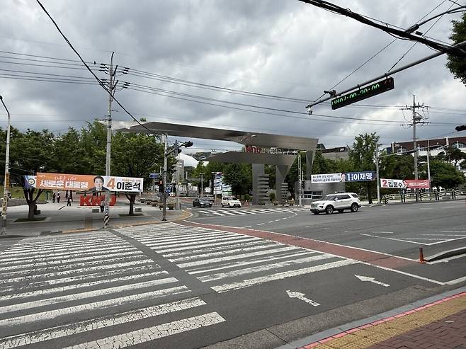 21일 찾아간 대구 북구 경북대학교 입구. 21대 대통령 선거에 출마한 후보들의 홍보 현수막이 걸려 있다. 손현수 기자
