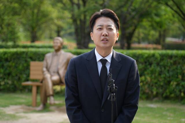 이준석 개혁신당 대통령 후보가 23일 경남 김해시 진영읍 봉하마을을 방문, 노무현 전 대통령 묘역을 참배한 뒤 발언하고 있다. 개혁신당 제공