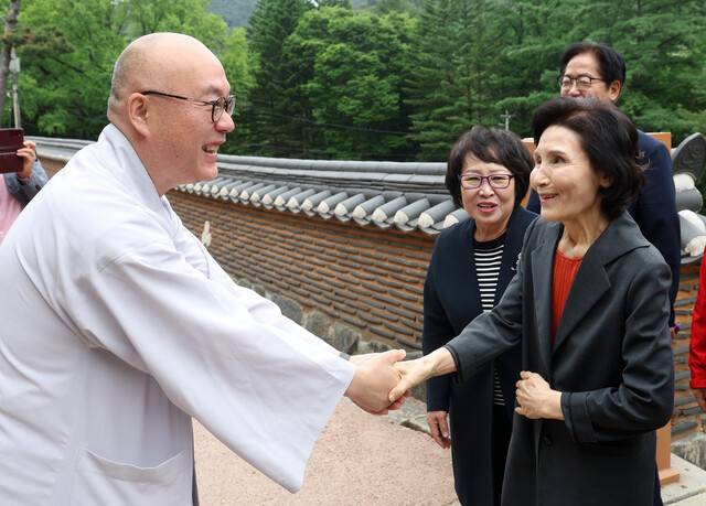 23일 강원 원주시 구룡사를 방문한 김문수 국민의힘 대통령 후보의 배우자 설난영씨가 해공 주지 스님과 악수하고 있다. 연합뉴스