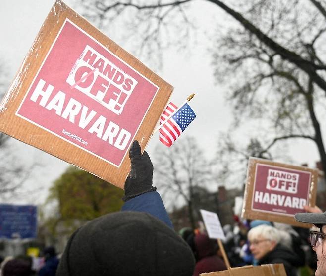 지난 12일 미국 매사추세츠주 케임브리지에서 시위대가 하버드대 지도부에게 연방 정부의 대학 개입에 맞서 저항할 것을 촉구하고 있다. 케임브리지/로이터 연합뉴스
