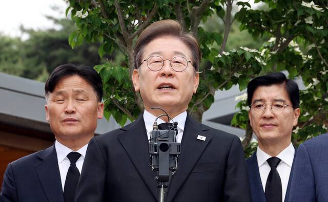 이재명 더불어민주당 대통령 후보가 노무현 전 대통령 서거 16주기인 23일 낮 경남 김해시 봉하마을을 찾아 노 전 대통령 사저에서 권양숙 여사와 문재인 전 대통령 부부를 만난 뒤 기자들의 질문에 답하고 있다. 김경호 선임기자 jijae@hani.co.kr