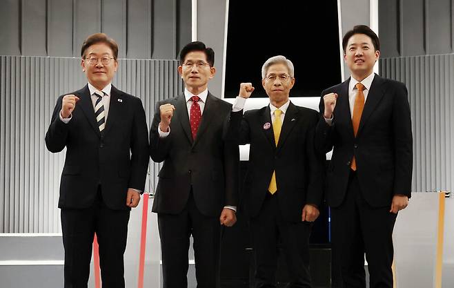 23일 서울 영등포구 한국방송(KBS)본관 스튜디오에서 열린 중앙선거방송토론위원회 주관 제21대 대통령선거 2차 후보자토론회 시작에 앞서 각 정당 대선 후보들이 기념촬영을 하고 있다. (왼쪽부터) 이재명 더불어민주당, 김문수 국민의힘, 권영국 민주노동당, 이준석 개혁신당 대통령 후보. 국회사진기자단