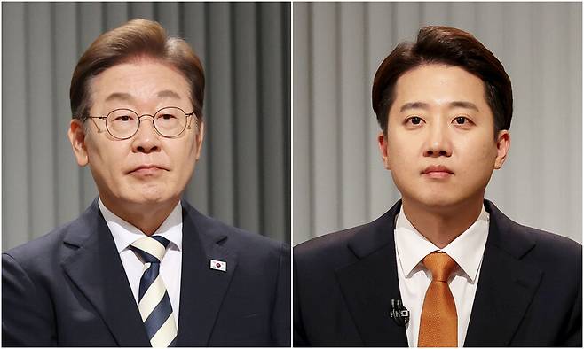 이재명 더불어민주당 대통령 후보(왼쪽)와 이준석 개혁신당 대통령 후보가 23일 저녁 서울 영등포구 한국방송(KBS)본관 스튜디오에서 열린 중앙선거방송토론위원회 주관 제21대 대통령선거 2차 후보자토론회 시작에 앞서 토론 준비를 하고 있다. 국회사진기자단