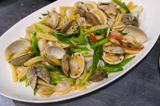 통영에서도 드물게 잡히는 귀한 살조개로 만든 파스타.