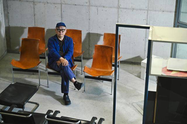 국내 1세대 가구 수집가인 이종명 mk2 대표가 16일 경기 양평군에 위치한 가구 쇼룸에서 의자에 앉아 카메라를 응시하고 있다. 정다빈 기자