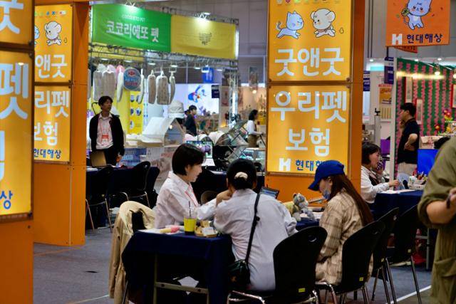 현대해상이 2025 메가주 일산에서 대형 부스를 차리고 보호자 대상 펫보험 상담을 진행하고 있는 모습. 이번 2025 메가주 일산에는 현대해상을 비롯해, 삼성화재, DB손해보험이 참여했다.