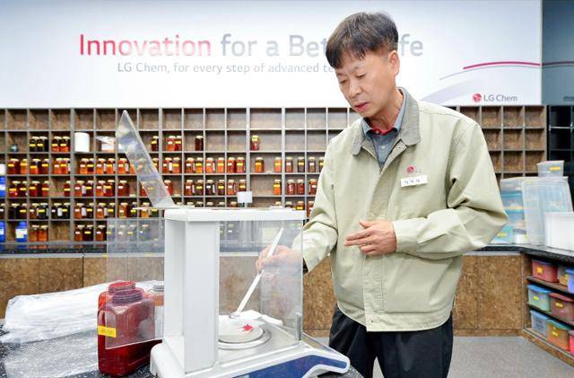 이재덕 LG화학 엔지니어링 소재사업부의 컬러 개발팀 계장이 14일 전북 익산시 LG화학 공장에서 염료를 조합하고 있다. LG화학 제공