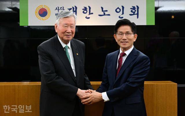 김문수 국민의힘 대선 후보가 19일 서울 중구 부영 태평빌딩에서 열린 대한노인회 간담회에 참석해 이중근 노인회장과 악수를 나누고 있다. 하상윤 기자