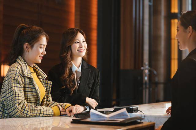 여성들이 호텔에서 체크인을 하고 있다. 게티이미지뱅크